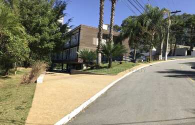 Imagem: A casa em condomínio possui 4 Dormitórios, 5 Banheiros, 5