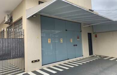 Imagem: O depósito para alugar possui 5 Vagas na garagem e 400m² de