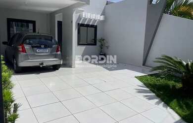 Imagem: A casa possui 3 Dormitórios, 1 Banheiro, 3 Vagas na garagem