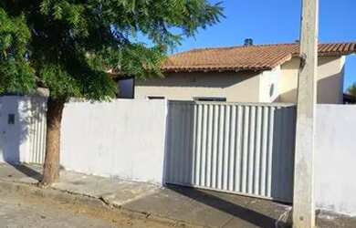 Imagem: A casa possui 3 Dormitórios, 2 Banheiros, 2 Vagas na garagem