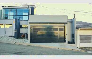 Imagem: A casa possui 3 Dormitórios, 2 Banheiros, 2 Vagas na garagem