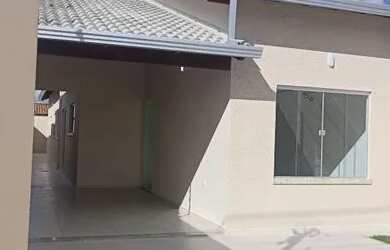 Imagem: A casa possui 3 Dormitórios, 2 Banheiros, 2 Vagas na garagem