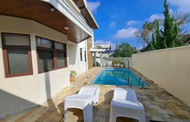 Imagem: A casa em condomínio possui 4 Dormitórios, 4 Banheiros, 2