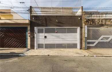 Imagem: A casa possui 3 Dormitórios, 4 Banheiros, 2 Vagas na garagem