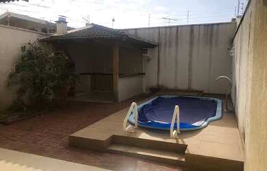 Imagem: A casa possui 3 Dormitórios, 3 Banheiros, 2 Vagas na garagem