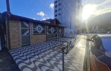 Imagem: A casa e possui 3 Dormitórios, Suítes, 3 Banheiros, 3 Vagas