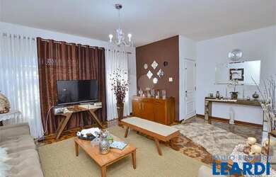 Imagem: A casa possui 3 Dormitórios, 4 Banheiros, 2 Vagas na garagem