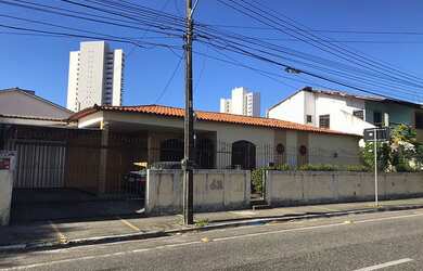 Imagem: A casa possui 3 Dormitórios, 3 Banheiros, 3 Vagas na garagem