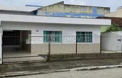 Imagem: A casa possui 3 Dormitórios, 2 Banheiros, 1 Vaga na garagem