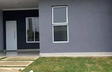 Imagem: A casa em condomínio possui 3 Dormitórios, 1 Banheiro, 2 Vagas