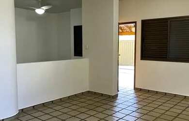 Imagem: A casa possui 5 Dormitórios, 3 Banheiros, 2 Vagas na garagem