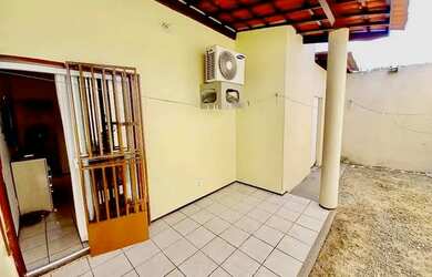 Imagem: A casa possui 3 Dormitórios, 2 Banheiros, 2 Vagas na garagem