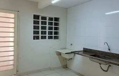 Imagem: A casa possui 3 Dormitórios, 2 Banheiros, 3 Vagas na garagem