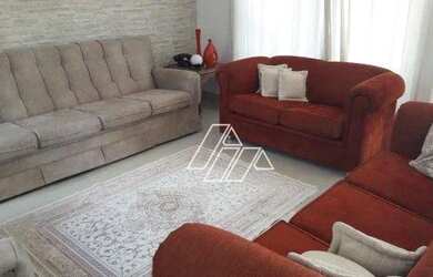 Imagem: A casa possui 4 Dormitórios, 5 Banheiros, 4 Vagas na garagem