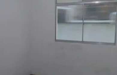 Imagem: A casa possui 3 Dormitórios, 1 Banheiro, 1 Vaga na garagem