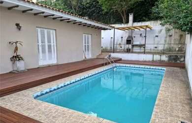 Imagem: A casa possui 4 Dormitórios, 4 Banheiros, 5 Vagas na garagem