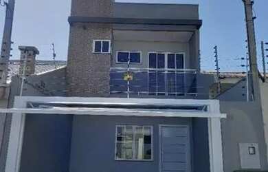 Imagem: A casa possui 3 Dormitórios, 2 Banheiros, 2 Vagas na garagem