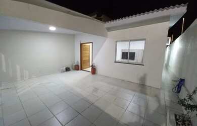 Imagem: A casa possui 3 Dormitórios, 1 Banheiro, 2 Vagas na garagem