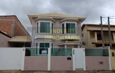 Imagem: A casa possui 4 Dormitórios, 1 Banheiro, 2 Vagas na garagem