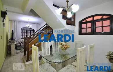 Imagem: A casa possui 3 Dormitórios, 4 Banheiros, 2 Vagas na garagem