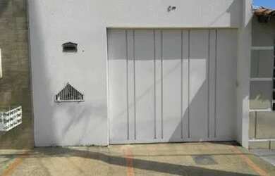 Imagem: A casa possui 2 Dormitórios, 2 Banheiros, 1 Vaga na garagem