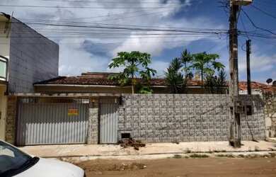 Imagem: A casa possui 3 Dormitórios, 2 Banheiros, 3 Vagas na garagem