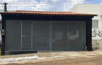 Imagem: A casa possui 3 Dormitórios, 2 Banheiros e 3 Vagas na garagem