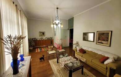 Imagem: A casa possui 3 Dormitórios, 3 Banheiros, 4 Vagas na garagem