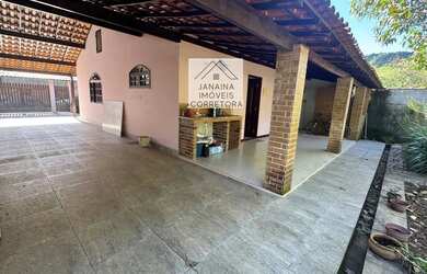 Imagem: A casa possui 2 Dormitórios, 2 Banheiros, 3 Vagas na garagem