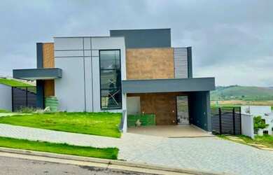 Imagem: A casa em condomínio possui 4 Dormitórios, 4 Banheiros, 2