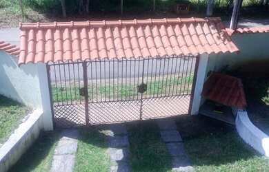 Imagem: A casa possui 4 Dormitórios, 3 Banheiros, 5 Vagas na garagem