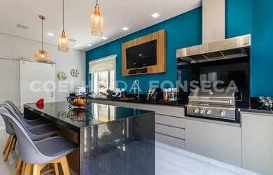 Imagem: A casa em condomínio possui 4 Dormitórios, 4 Banheiros, 4