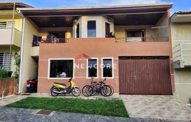 Imagem: A casa possui 3 Dormitórios, 3 Banheiros, 3 Vagas na garagem