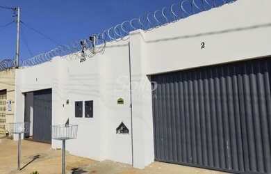 Imagem: A casa possui 2 Dormitórios, 2 Banheiros, 1 Vaga na garagem