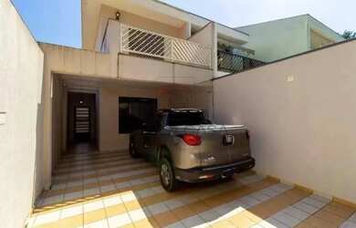 Imagem: A casa possui 4 Dormitórios, 5 Banheiros, 3 Vagas na garagem