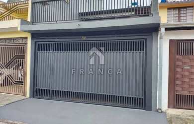 Imagem: A casa possui 3 Dormitórios, 2 Banheiros, 2 Vagas na garagem