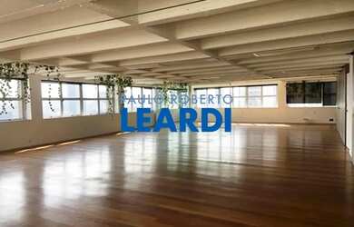 Imagem: O depósito possui 2 Vagas na garagem, 201m² de Área e está