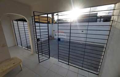 Imagem 2: Vende-se casa espaçosa em localização privilegiada