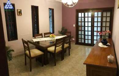 Imagem: A casa possui 4 Dormitórios, 1 Banheiro, 2 Vagas na garagem