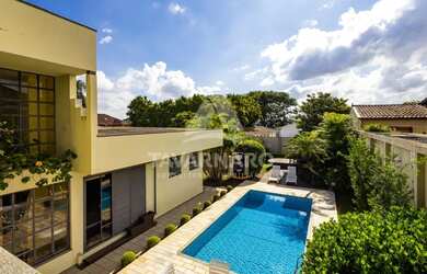 Imagem: A casa possui 5 Dormitórios, 2 Banheiros, 2 Vagas na garagem