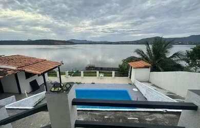 Imagem: A casa possui 4 Dormitórios, 3 Banheiros, 2 Vagas na garagem