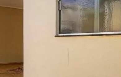 Imagem: A casa possui 3 Dormitórios, 2 Banheiros, 1 Vaga na garagem