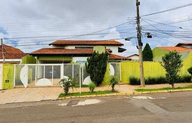 Imagem: A casa possui 4 Dormitórios, 5 Banheiros, 4 Vagas na garagem