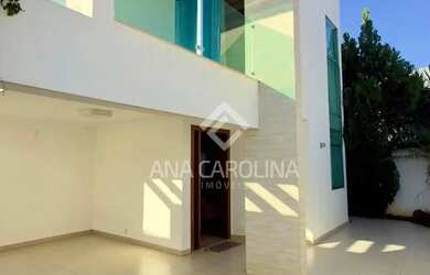 Imagem: A casa possui 4 Dormitórios, 2 Banheiros, 2 Vagas na garagem