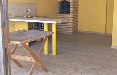 Imagem: A casa possui 2 Dormitórios, 2 Banheiros, 3 Vagas na garagem