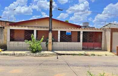 Imagem: A casa possui 2 Dormitórios, 1 Banheiro e está localizado