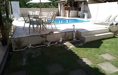 Imagem: A casa possui 3 Dormitórios, Acomodam 10 pessoas, 2 Vagas na