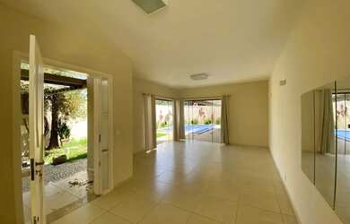 Imagem: A casa possui 4 Dormitórios, 5 Banheiros, 3 Vagas na garagem