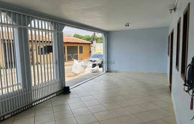 Imagem: A casa possui 2 Dormitórios, 2 Banheiros, 2 Vagas na garagem