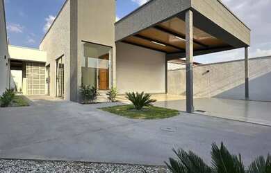 Imagem: A casa possui 3 Dormitórios, 2 Banheiros, 3 Vagas na garagem